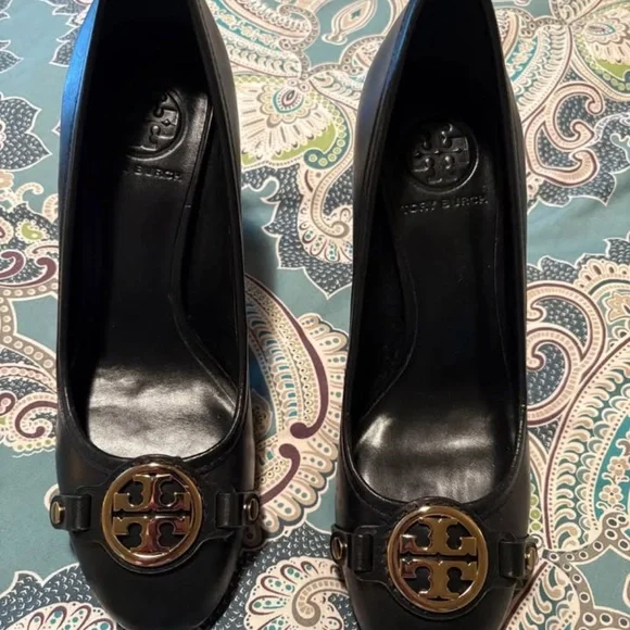 New Tory Burch Leather Pumps with Gold Detail and Wooden Bottom - Picture 11 of 12